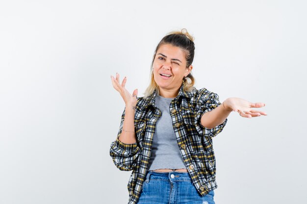 Une jeune femme expressive posant