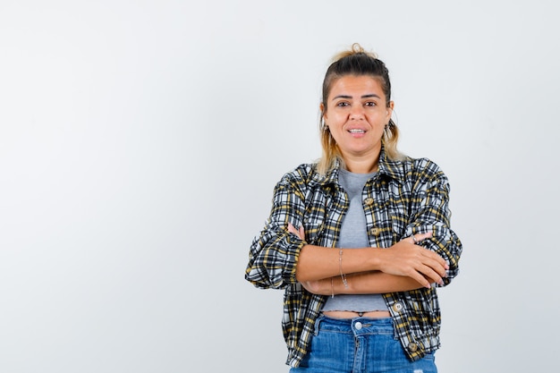 Une jeune femme expressive posant