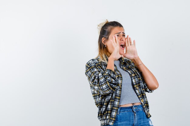 Une jeune femme expressive posant