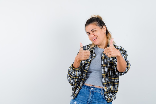 Une jeune femme expressive posant