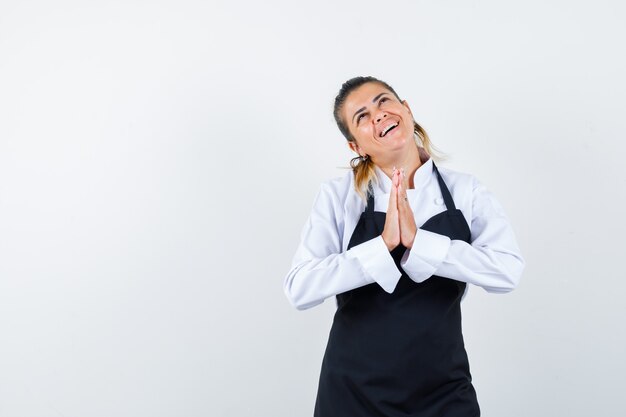 Une jeune femme expressive posant