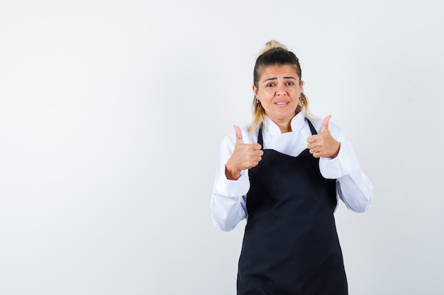 Une jeune femme expressive posant