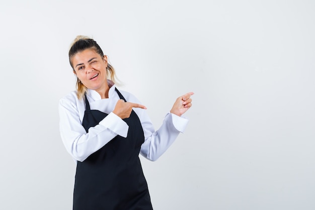 Une jeune femme expressive posant