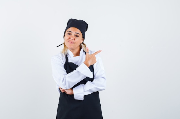 Une jeune femme expressive posant