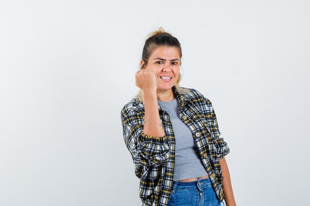 Une jeune femme expressive posant