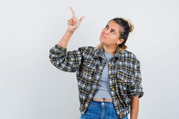 Une jeune femme expressive posant