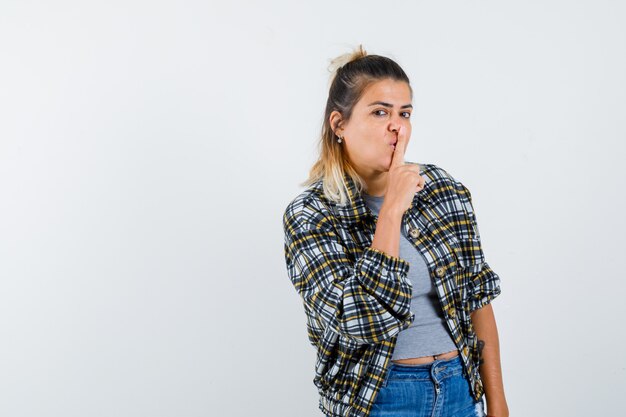 Une jeune femme expressive posant