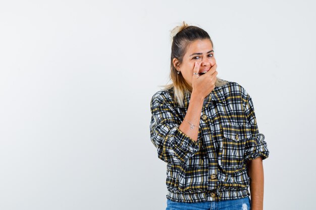 Une jeune femme expressive posant