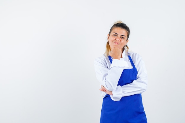 Une jeune femme expressive posant