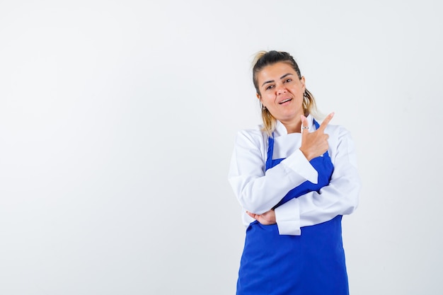 Une jeune femme expressive posant