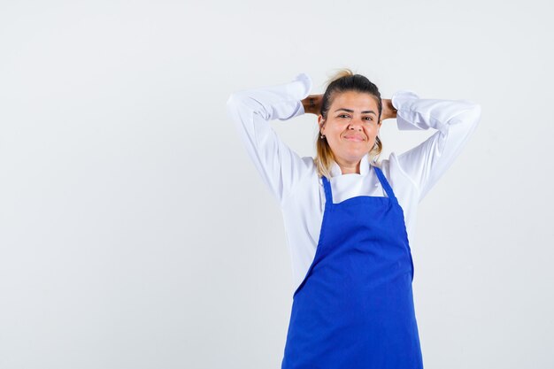 Une jeune femme expressive posant