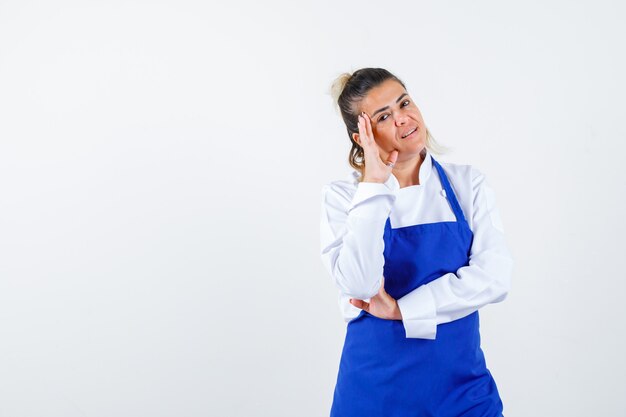 Une jeune femme expressive posant