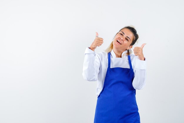 Une jeune femme expressive posant