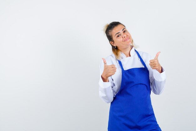 Une jeune femme expressive posant