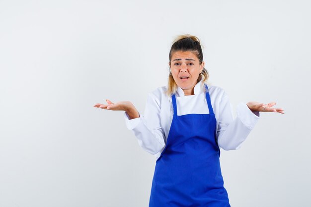 Une jeune femme expressive posant