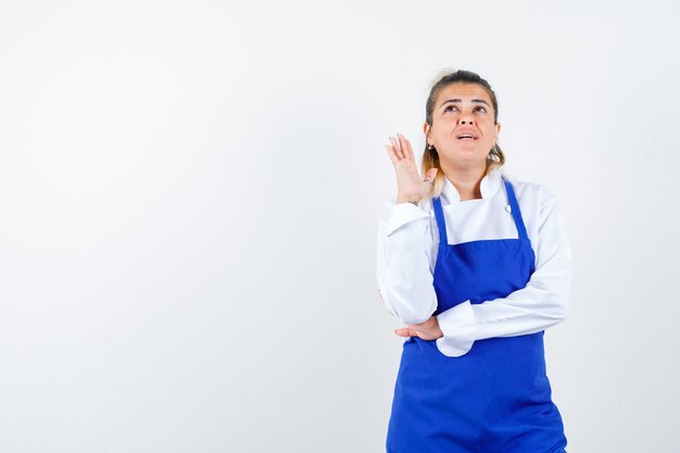 Une jeune femme expressive posant