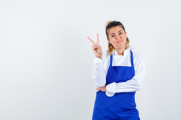 Une jeune femme expressive posant