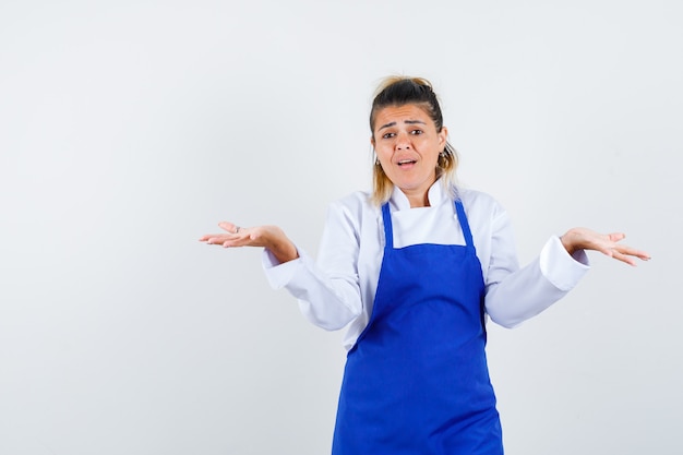 Une jeune femme expressive posant