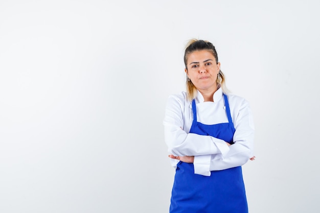 Une jeune femme expressive posant