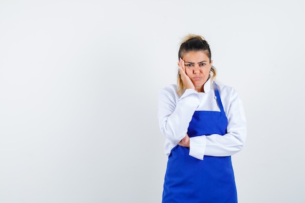 Une jeune femme expressive posant