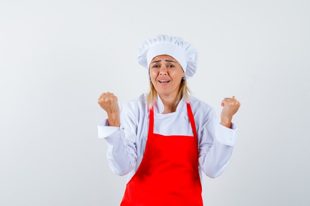 Une jeune femme expressive posant