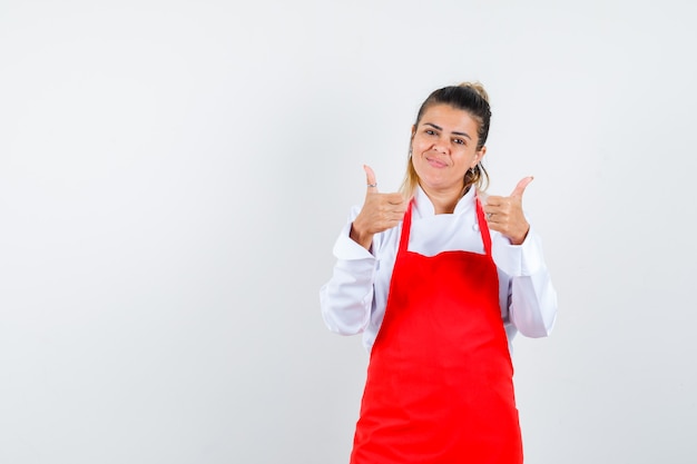 Une jeune femme expressive posant