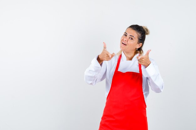 Une jeune femme expressive posant