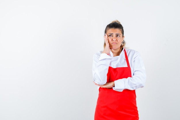 Une jeune femme expressive posant