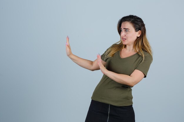 Jeune femme expressive qui pose en studio