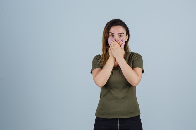 Jeune femme expressive qui pose en studio