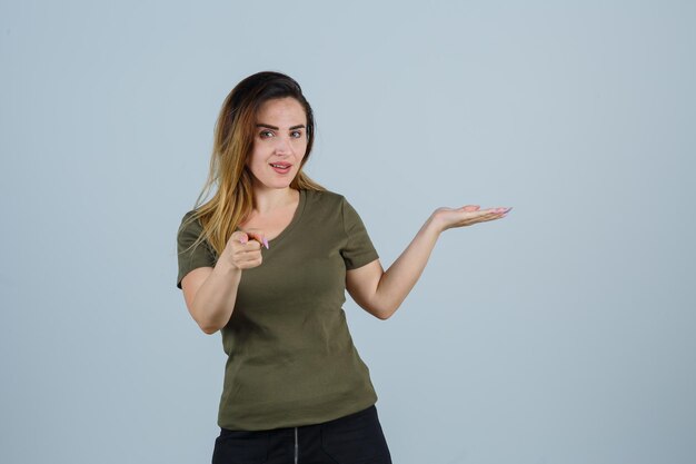 Jeune femme expressive qui pose en studio