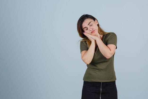 Jeune femme expressive qui pose en studio