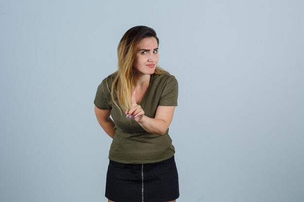 Jeune femme expressive qui pose en studio