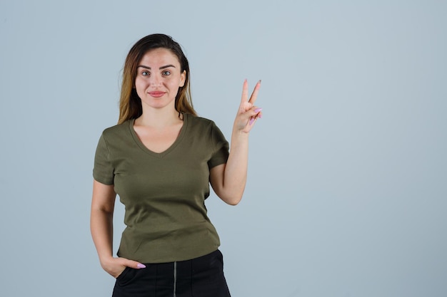 Jeune femme expressive qui pose en studio