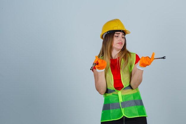 Jeune femme expressive qui pose en studio