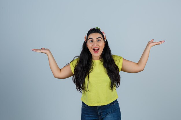 Jeune femme expressive qui pose en studio