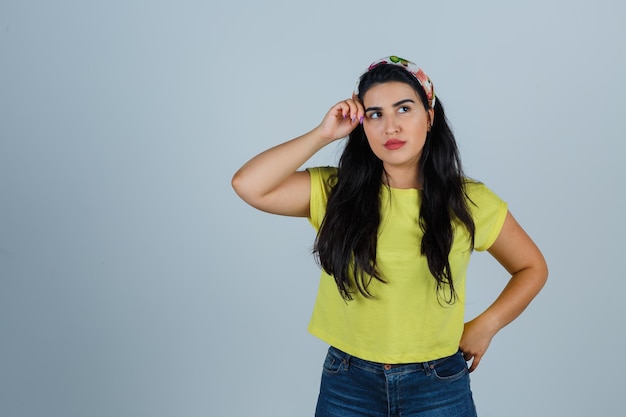 Jeune femme expressive qui pose en studio