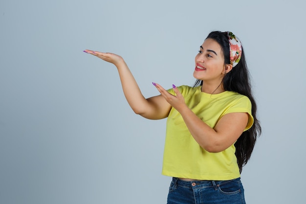 Jeune femme expressive qui pose en studio