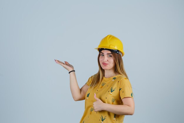 Jeune femme expressive qui pose en studio