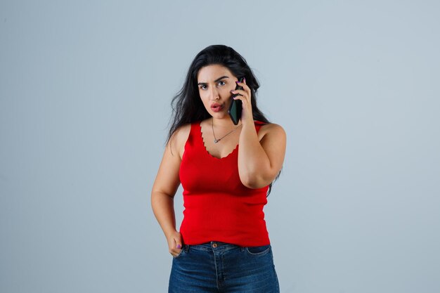 Jeune femme expressive qui pose en studio