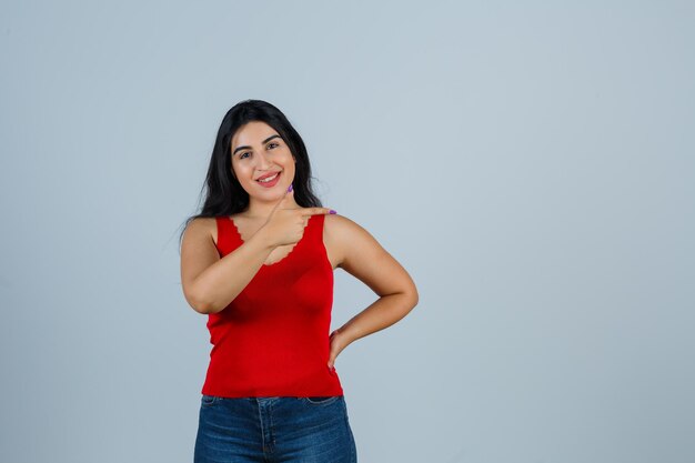 Jeune femme expressive qui pose en studio