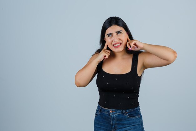 Jeune femme expressive qui pose en studio