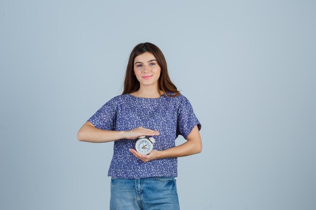 Jeune femme expressive qui pose en studio