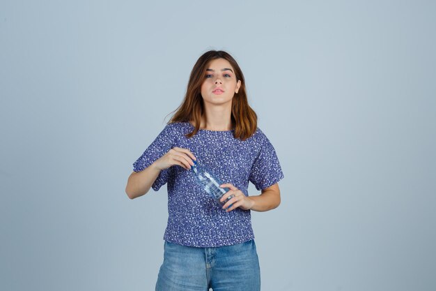 Jeune femme expressive qui pose en studio