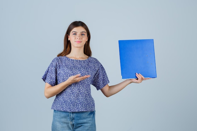 Jeune femme expressive qui pose en studio