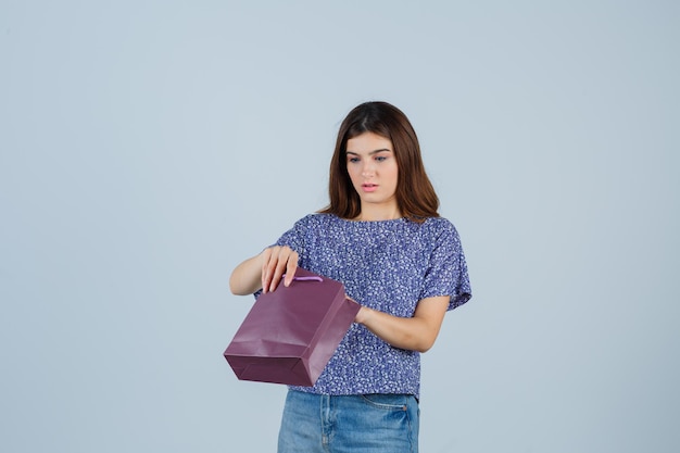 Jeune femme expressive qui pose en studio