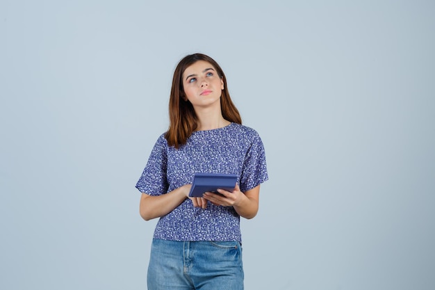 Jeune femme expressive qui pose en studio