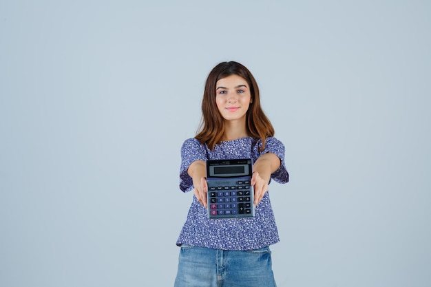 Jeune femme expressive qui pose en studio