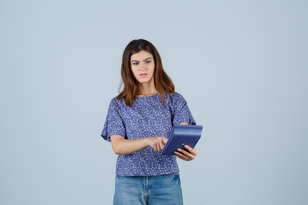 Jeune femme expressive qui pose en studio