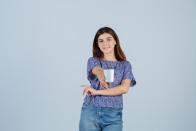 Jeune femme expressive qui pose en studio